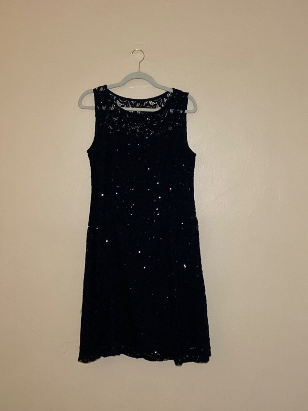Elegant Liz Claiborne sleeveless dress in women’s size 12. Features a beautiful